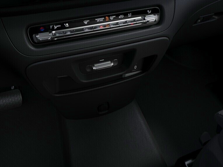Das Bedienfeld der halbautomatisch geregelten Klimaanlage TEMPMATIC im Vito Tourer.