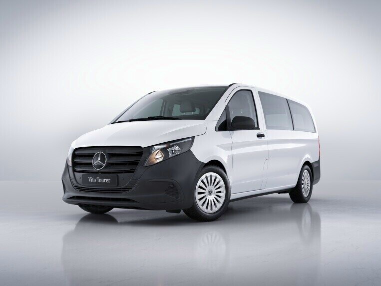 Der Vito Tourer in einer seitlichen Frontansicht mit der Line BASE in einer hellen Studioumgebung.