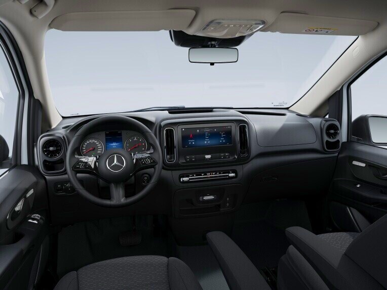 Das Cockpit aus der Fahrerperspektive mit der Line BASE im Mercedes-Benz Vito Tourer.