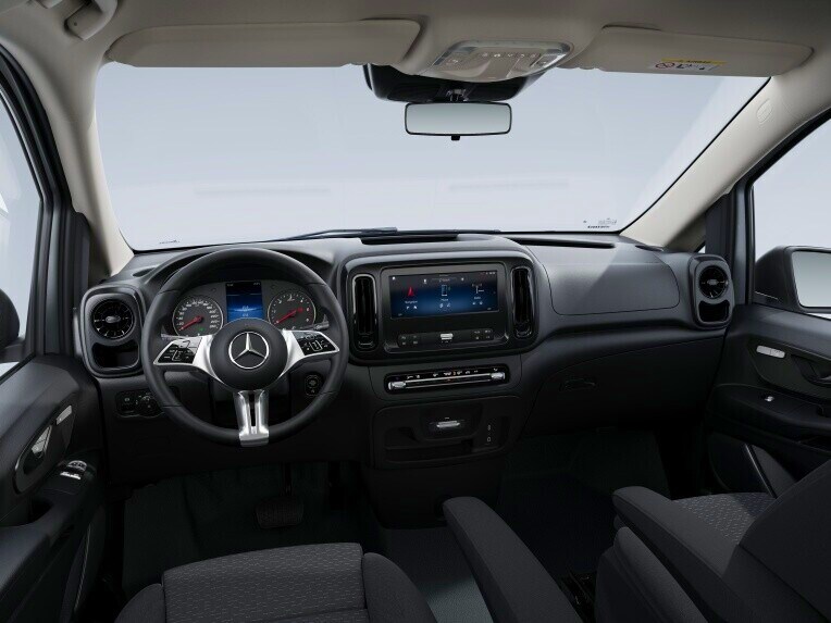 Das Cockpit aus der Fahrerperspektive mit der Line PRO im Mercedes-Benz Vito Tourer.