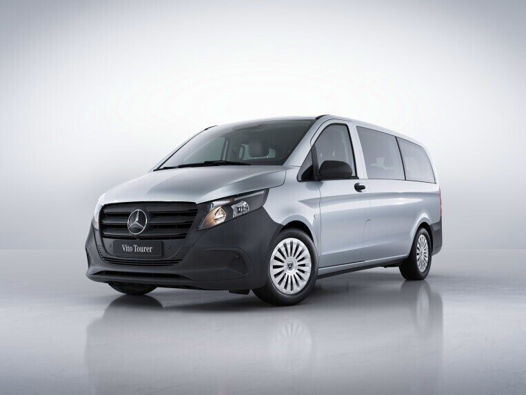 Der Vito Tourer in einer seitlichen Frontansicht mit der Line PRO in einer hellen Studioumgebung.