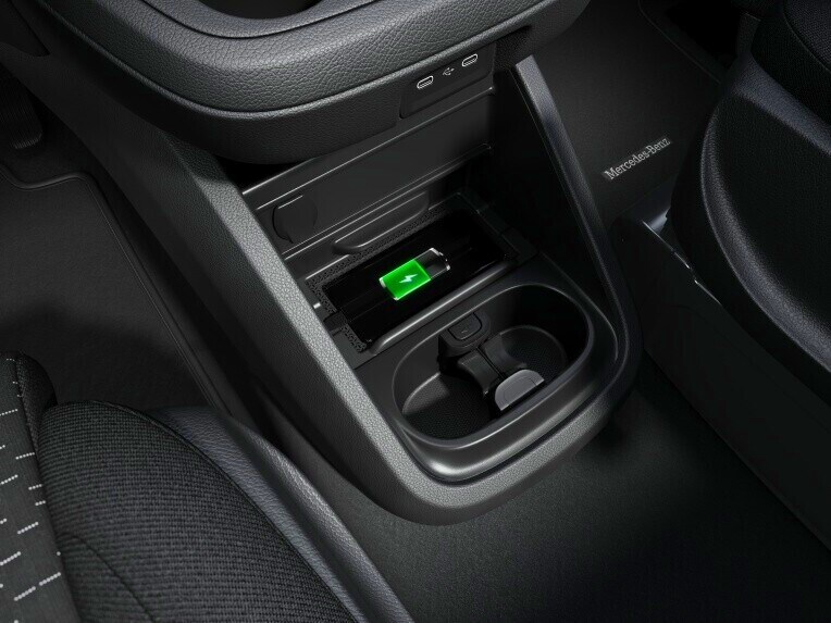 In der Mittelkonsole des Mercedes-Benz Vito Tourer lädt ein Handy via Induktion.