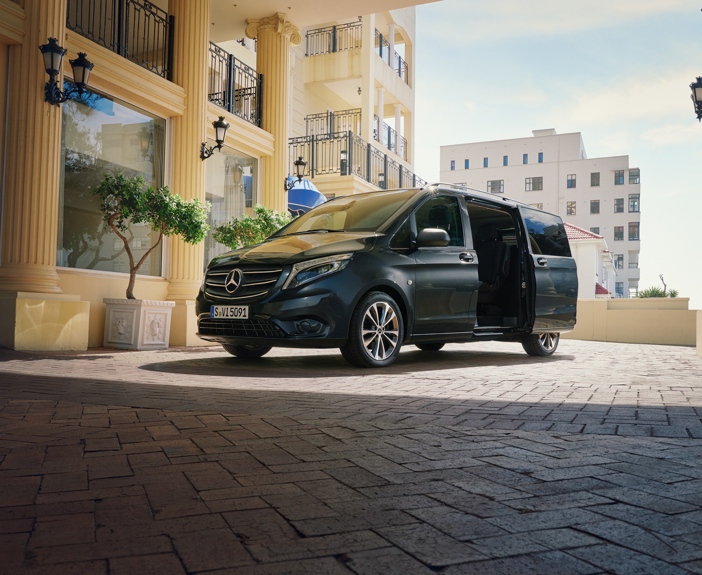 Vito Tourer Transportfahrzeuge | Alle Vito-Modelle | Mercedes-Benz Transporter Ein Mercedes‑Benz Vito Tourer, der vor dem Eingang eines repräsentativen Gebäudes geparkt ist.