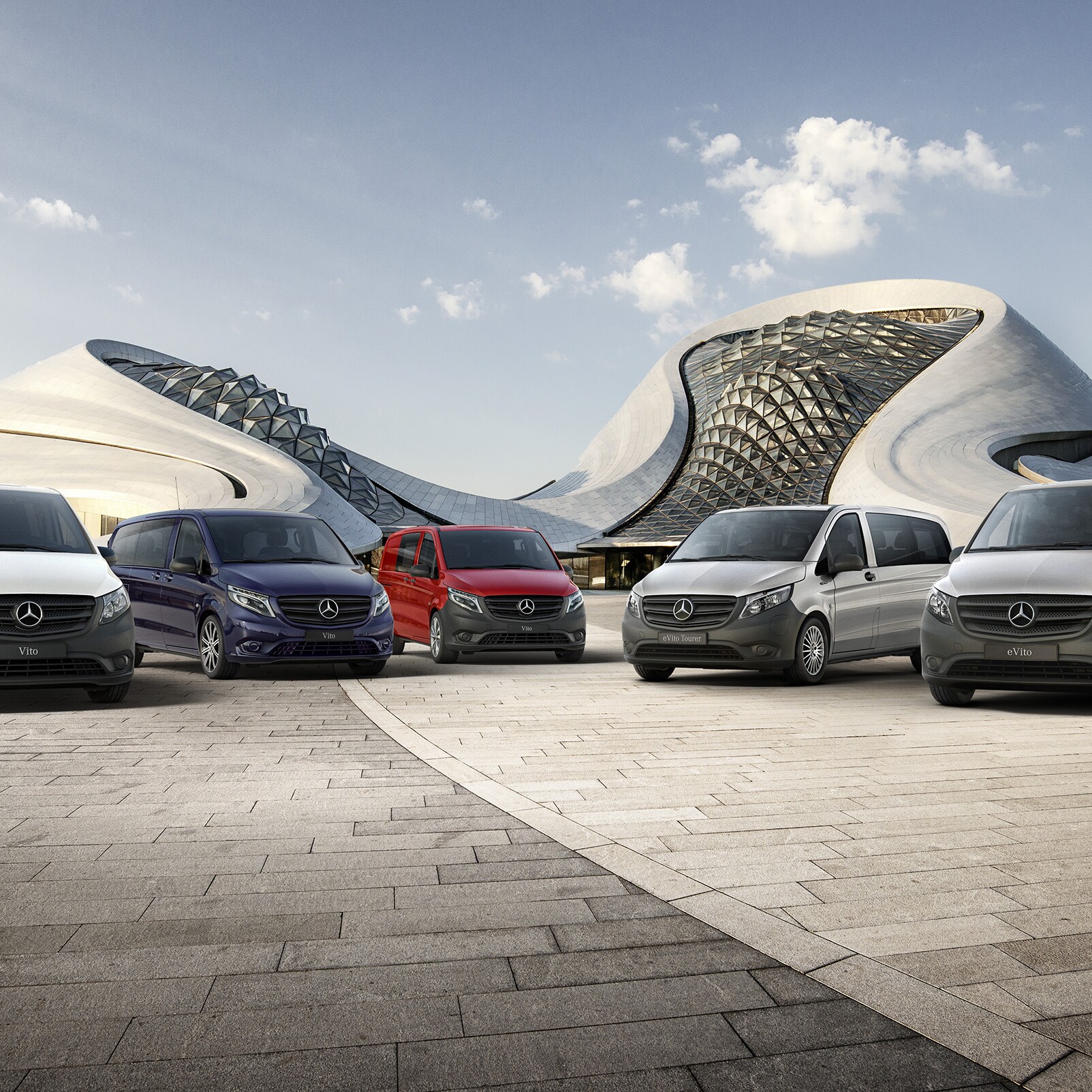 Der Mercedes-Benz eVito Kastenwagen, der Vito Kastenwagen, der Vito Mixto, der eVito Tourer und der Vito Tourer stehen vor einem Gebäude.
