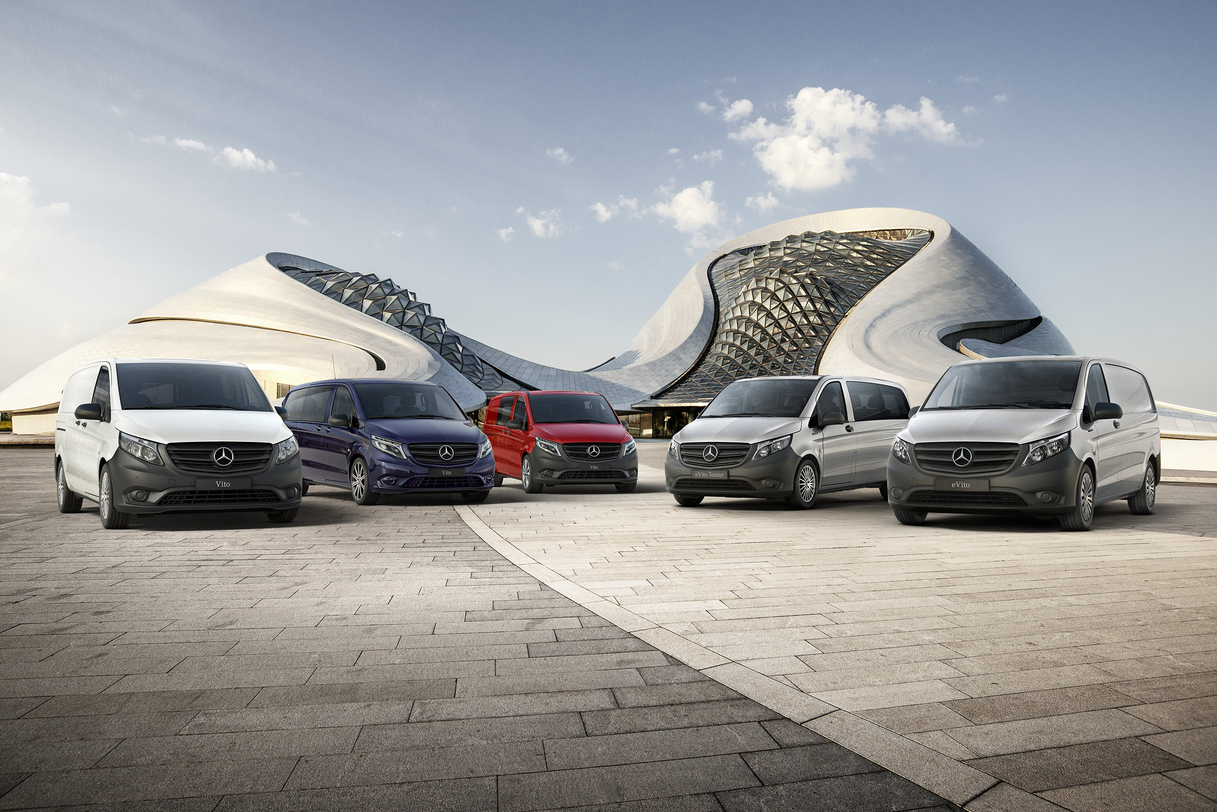 Vito-Modellreihe | Alle Vito-Modelle | Mercedes-Benz Transporter Der Mercedes-Benz eVito Kastenwagen, der Vito Kastenwagen, der Vito Mixto, der eVito Tourer und der Vito Tourer stehen vor einem Gebäude.