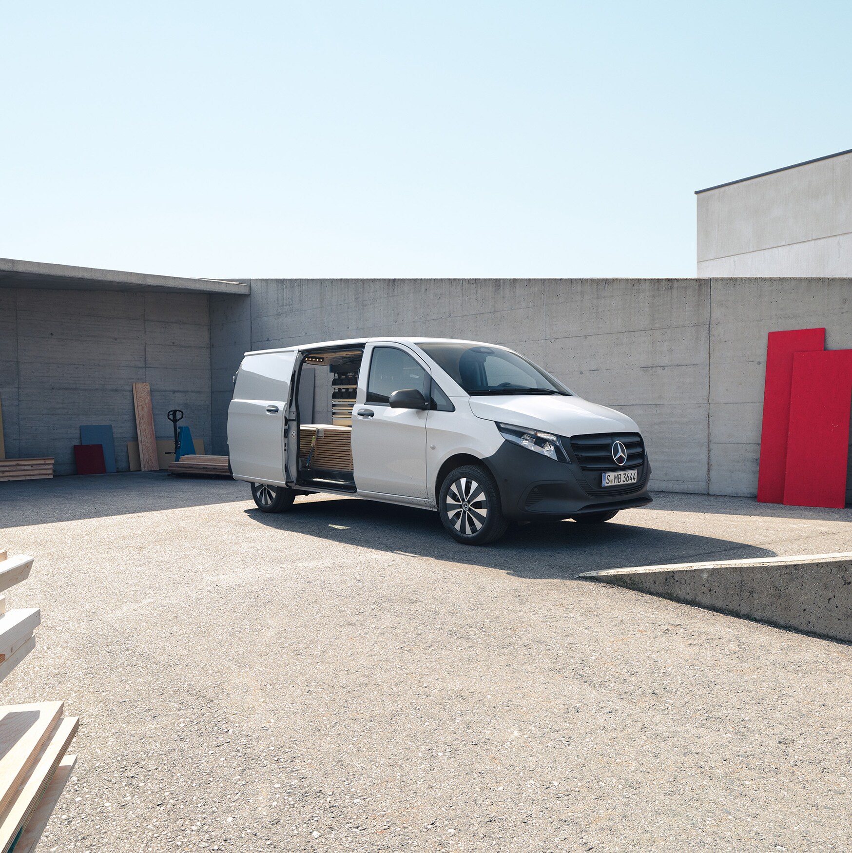 Ein weißer Mercedes‑Benz Vito Kastenwagen mit übersichtlichem Laderaum an einer Arbeitsstelle.