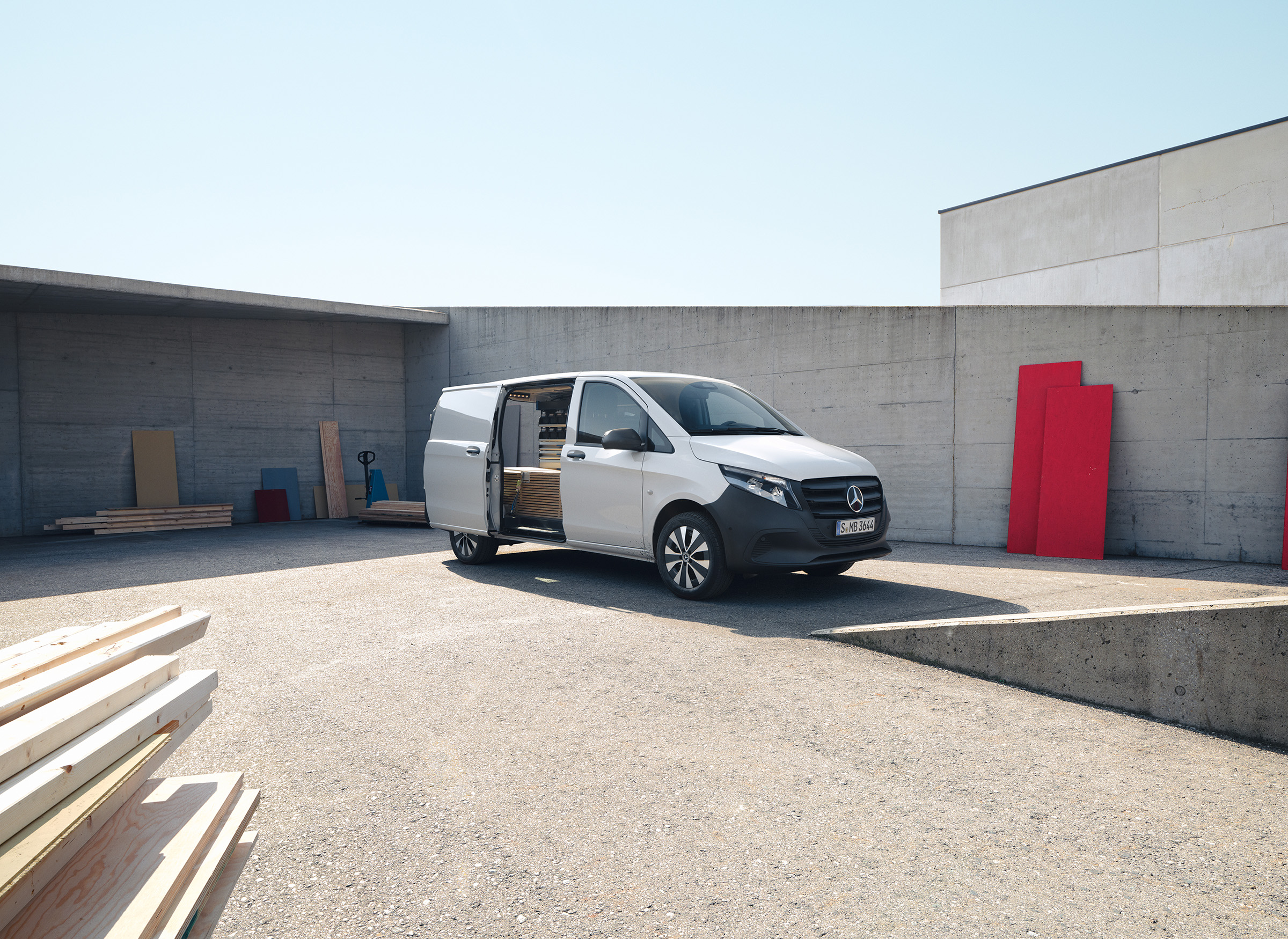 Vito Kastenwagen | Alle Vito-Modelle | Mercedes-Benz Transporter Ein weißer Mercedes‑Benz Vito Kastenwagen mit übersichtlichem Laderaum an einer Arbeitsstelle.