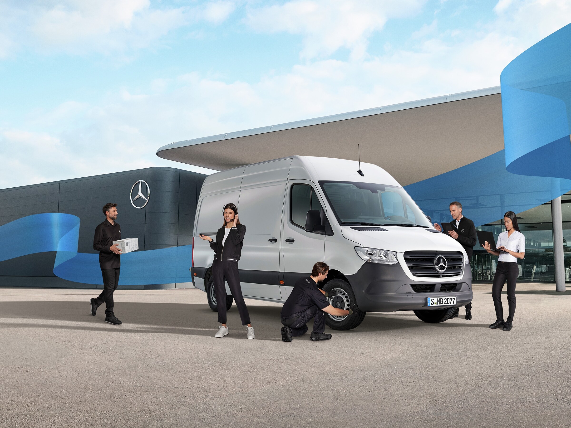 Service und Support für den Mercedes-Benz Sprinter in einer Umgebung moderner, gewerblicher Transporter.