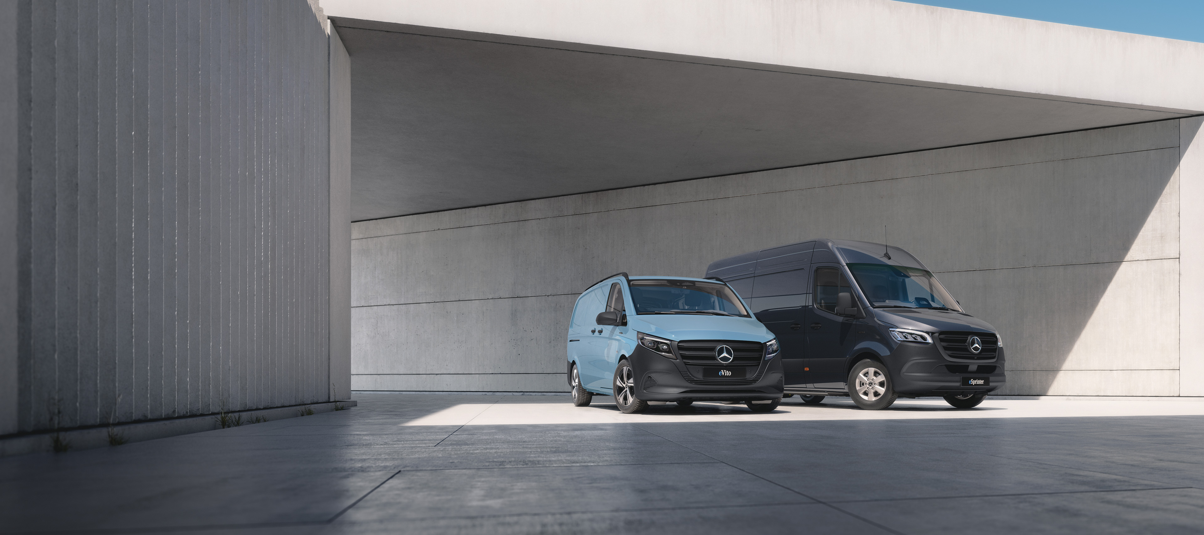 Nachfolge-Transporter | Mercedes-Benz Vans. Drei Transporter-Modelle von Mercedes-Benz stehen an einer Betonbrücke im Sonnenschein.
