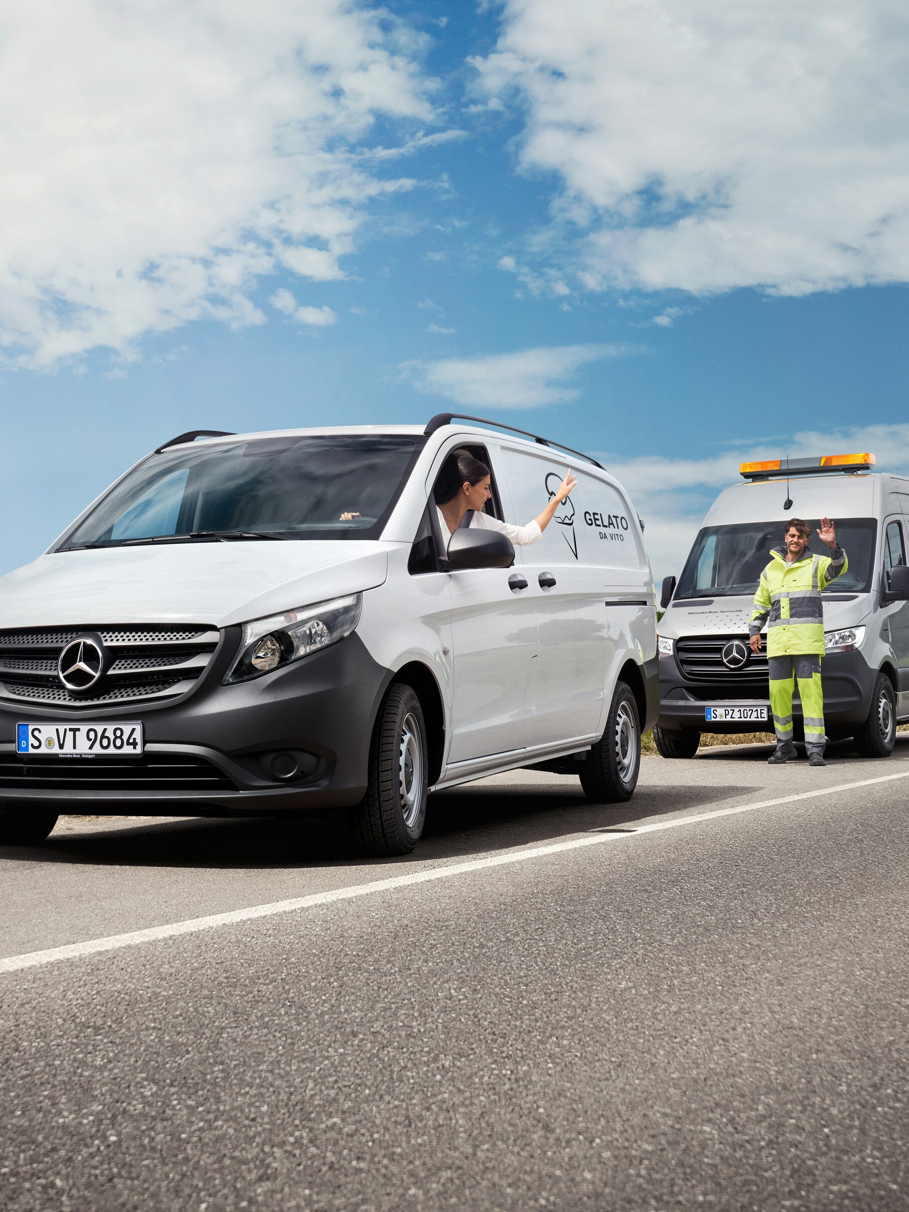 Kompetente Betreuung im Care-Bereich: Mercedes-Benz Service hilft Van-Fahrerin am Straßenrand, beide winken freundlich.