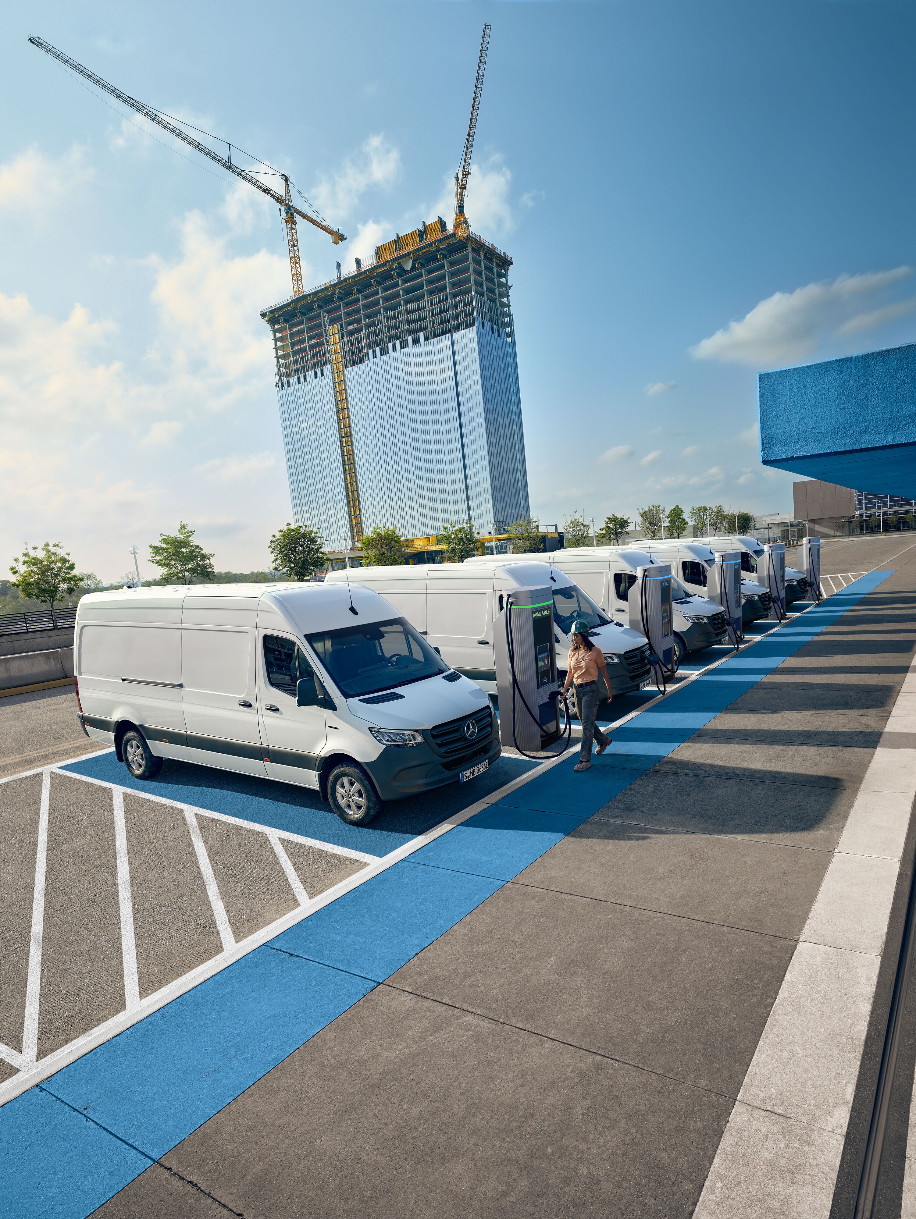 Mehrere Mercedes Sprinter laden an Ladesäulen – Sprinter Roadside Assistance sorgt für Mobilität und Sicherheit unterwegs.