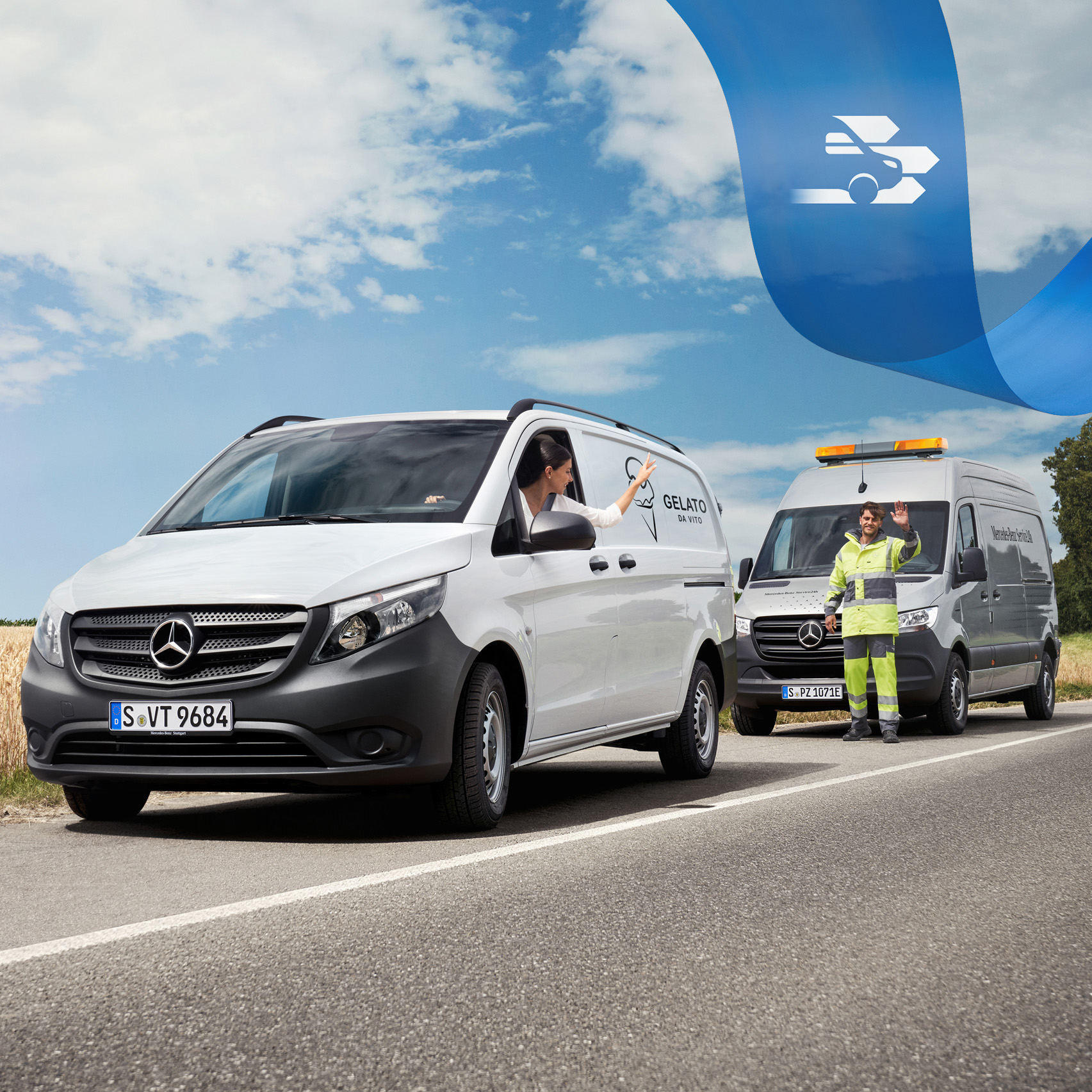Service24h | Mercedes-Benz Transporter. Kompetente Betreuung im Care-Bereich: Mercedes-Benz Service24h hilft Van-Fahrerin am Straßenrand, beide winken freundlich.