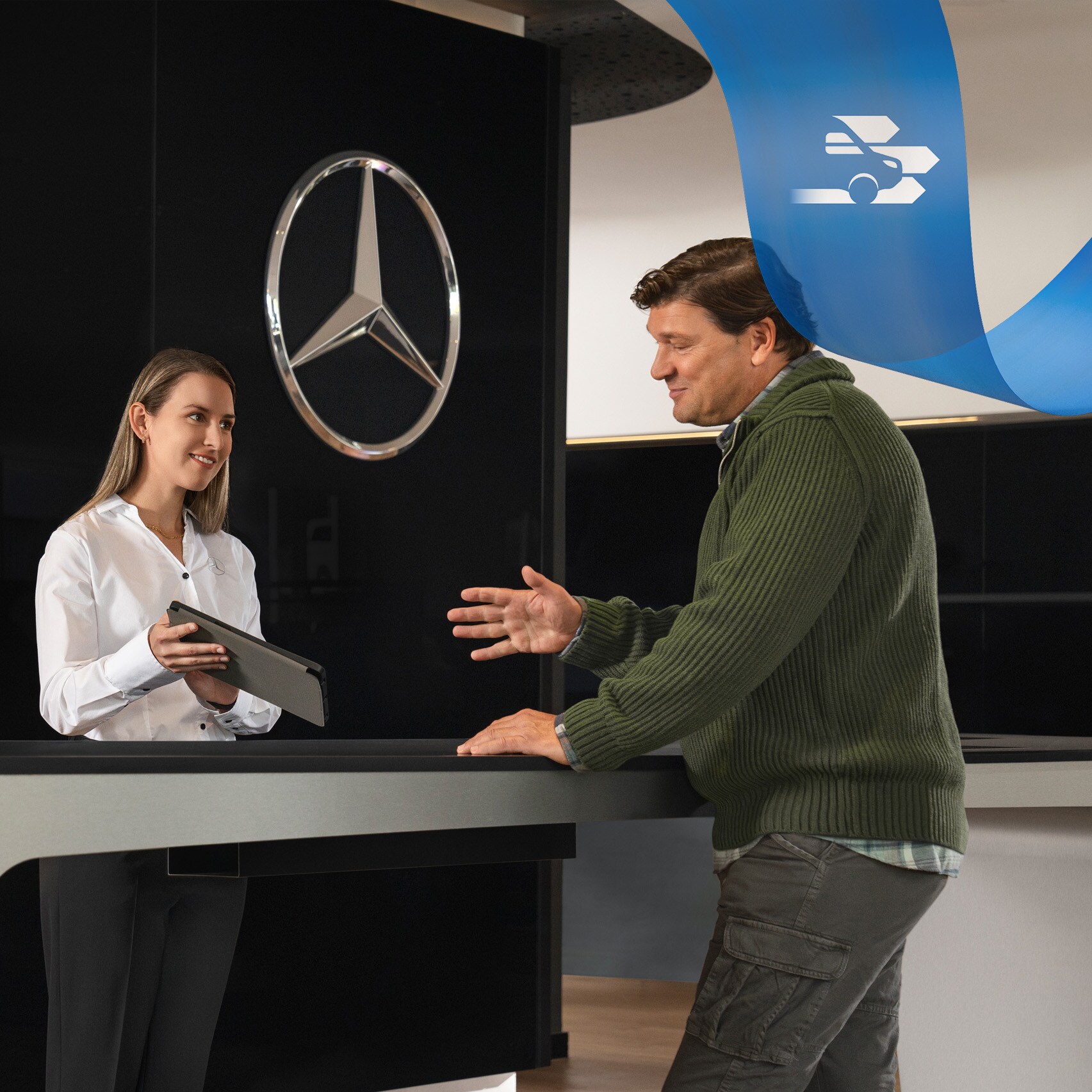Kompetente Betreuung im Care-Bereich: Beratungsgespräch am Mercedes-Benz Empfang, Frau mit Tablet unterstützt Kunden.