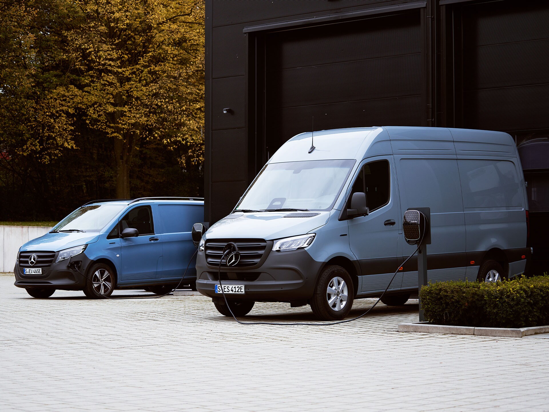 Laden auf dem Betriebshof für Mercedes-Benz Vans.