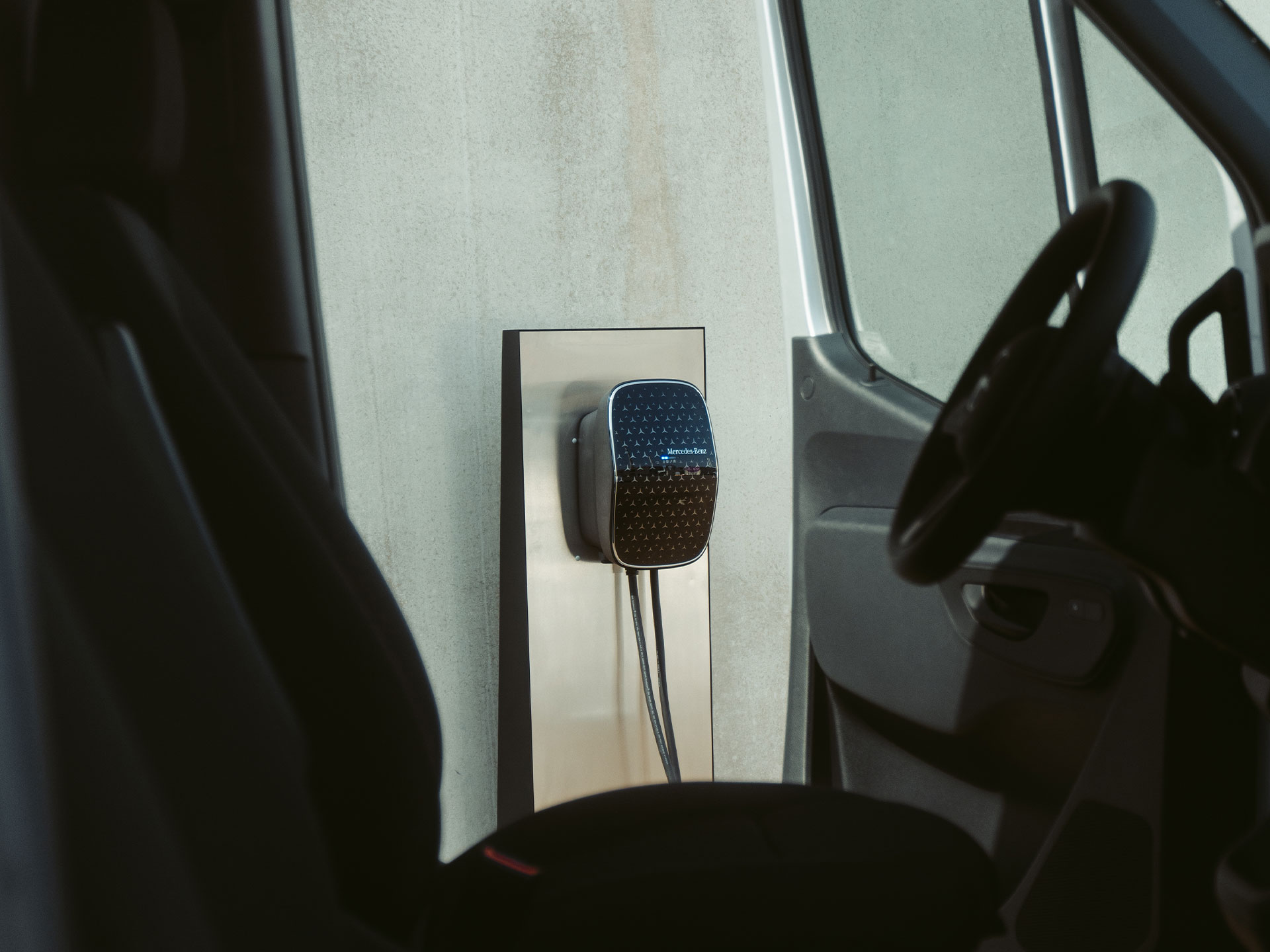 Ladelösungen | Mercedes-Benz Transporter. Ein Mercedes-Benz Elektro-Transporter lädt an einer Mercedes-Benz Wallbox.
