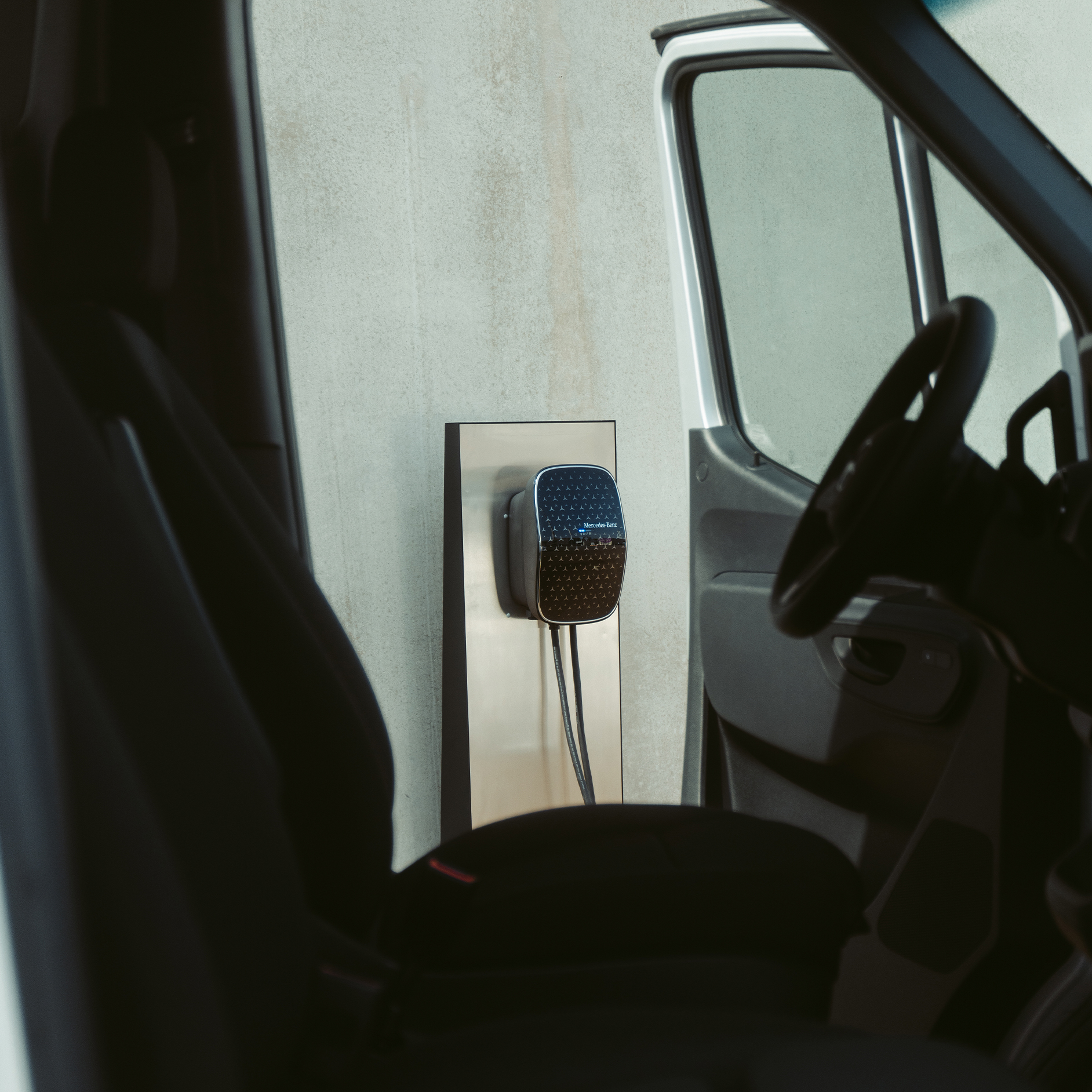 Laden zuhause | Laden | Mercedes-Benz Vans Ein Mercedes-Benz Elektro-Transporter lädt an einer Mercedes-Benz Wallbox.