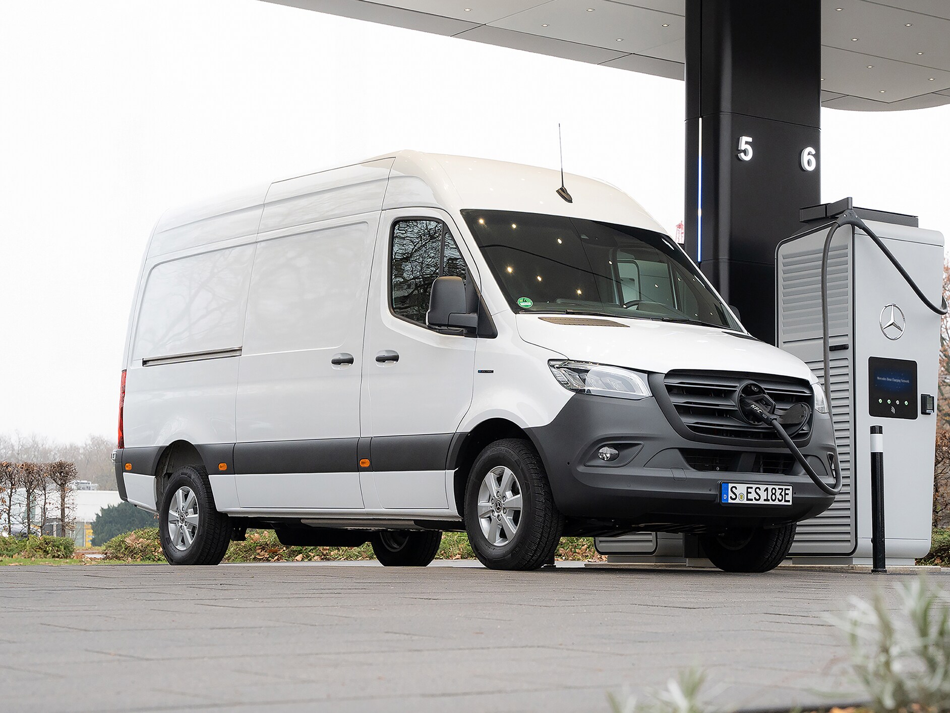 Laden unterwegs mit Mercedes me Charge.