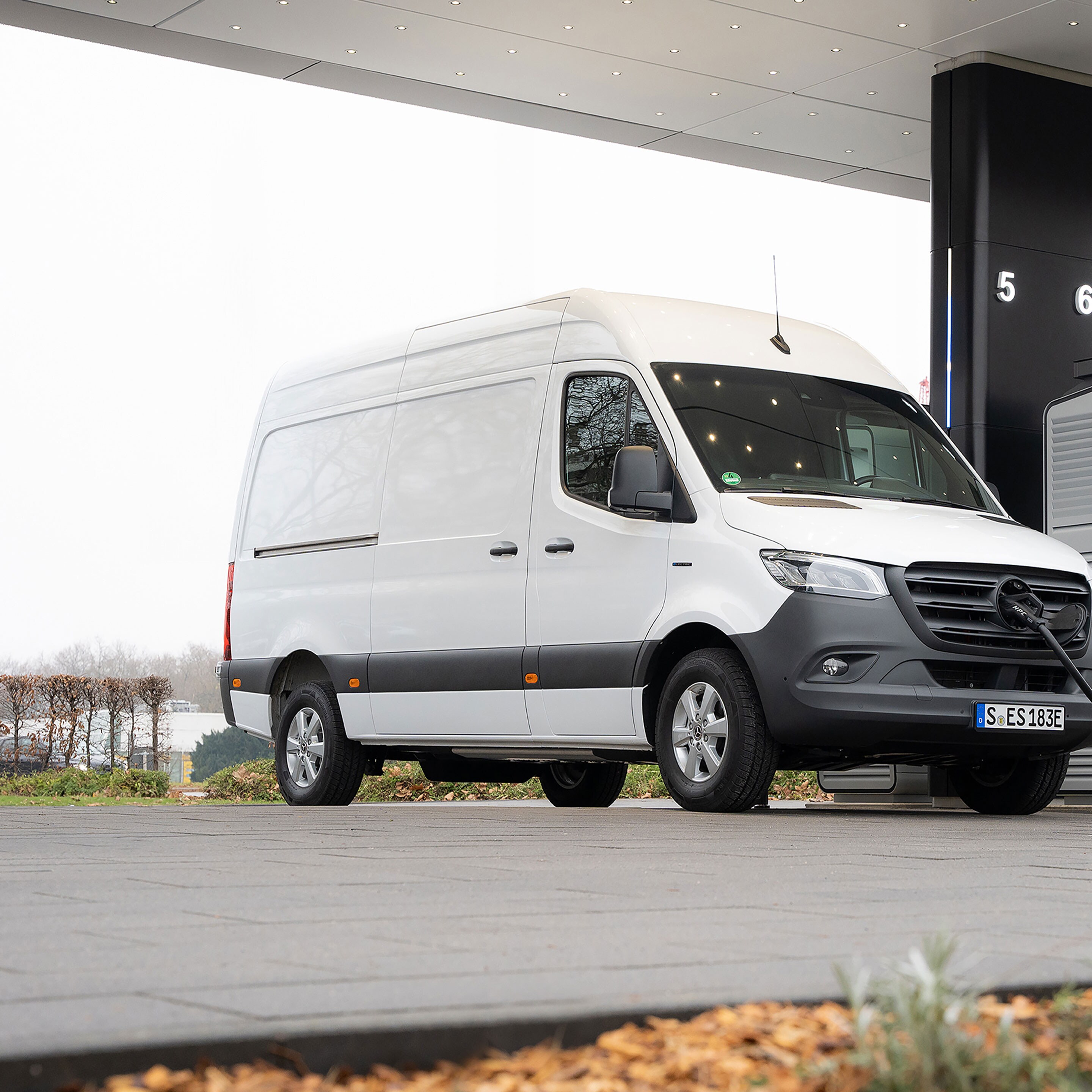 Ein Mercedes-Benz Transporter vor einer Ladestation beim Aufladen.