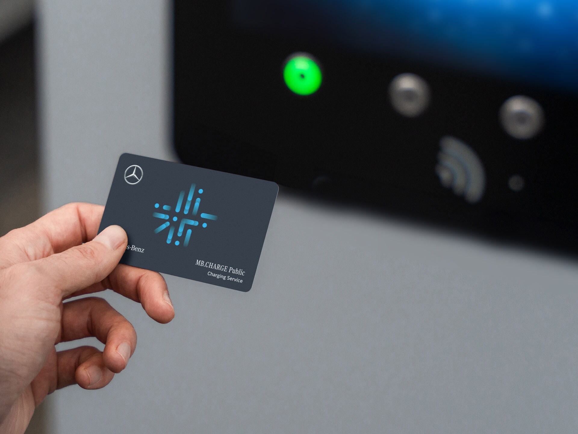 Eine Karte mit RFID wir an ein Lesegerät von Mercedes-Benz gehalten um zu bezahlen.