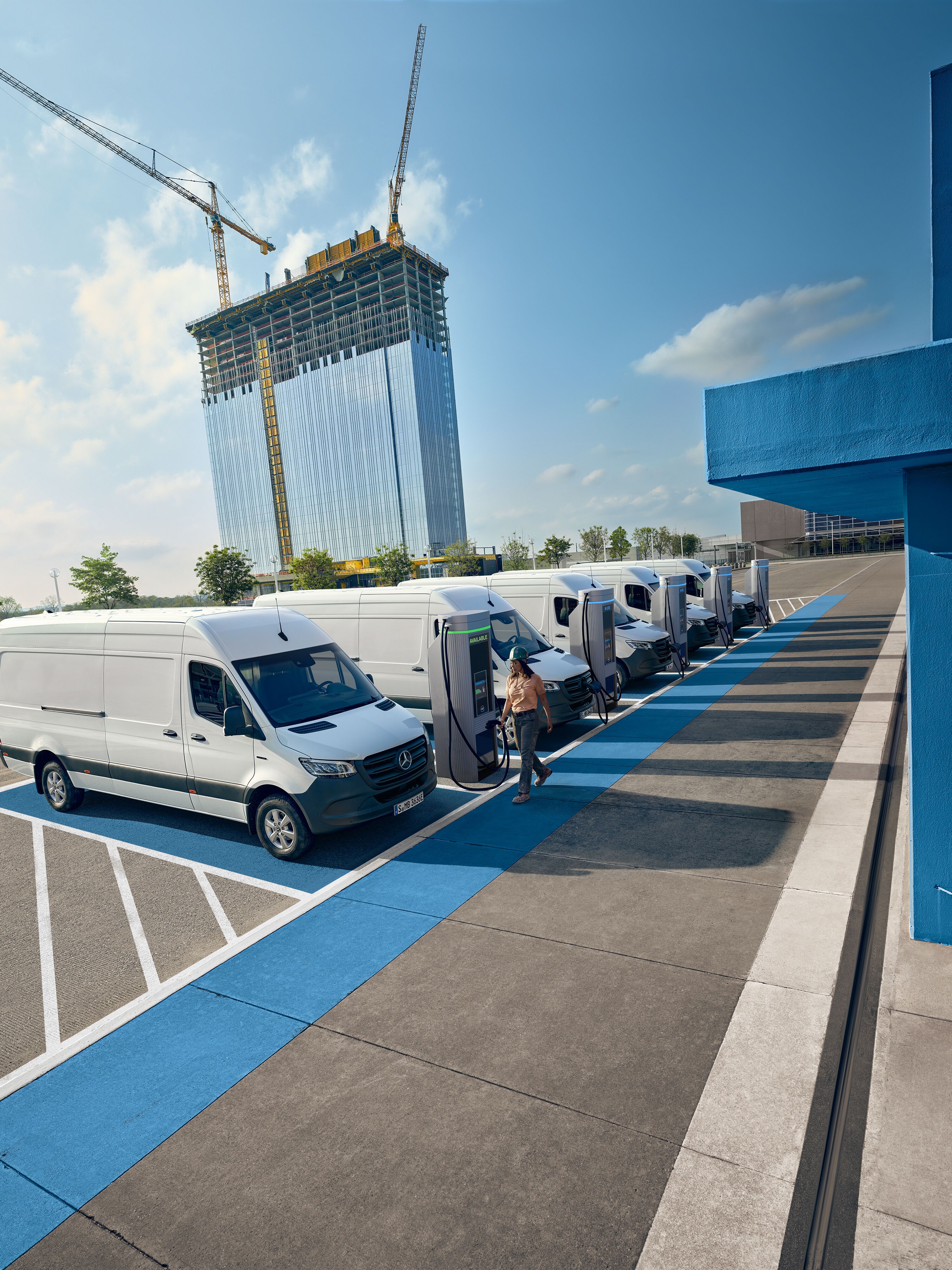 Mercedes-Benz Elektroflotte beim Laden – für individuelle Mobilität und nachhaltigen Abhol- und Bringservice im urbanen Raum.
