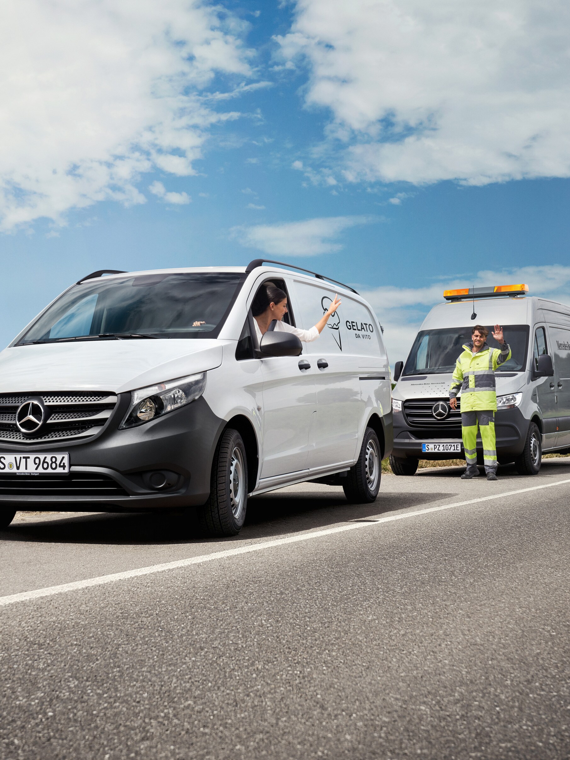Mercedes-Benz Mobilitätsgarantie unterstützt individuelle Mobilität bei Panne durch schnellen Fahrzeugwechsel am Straßenrand.