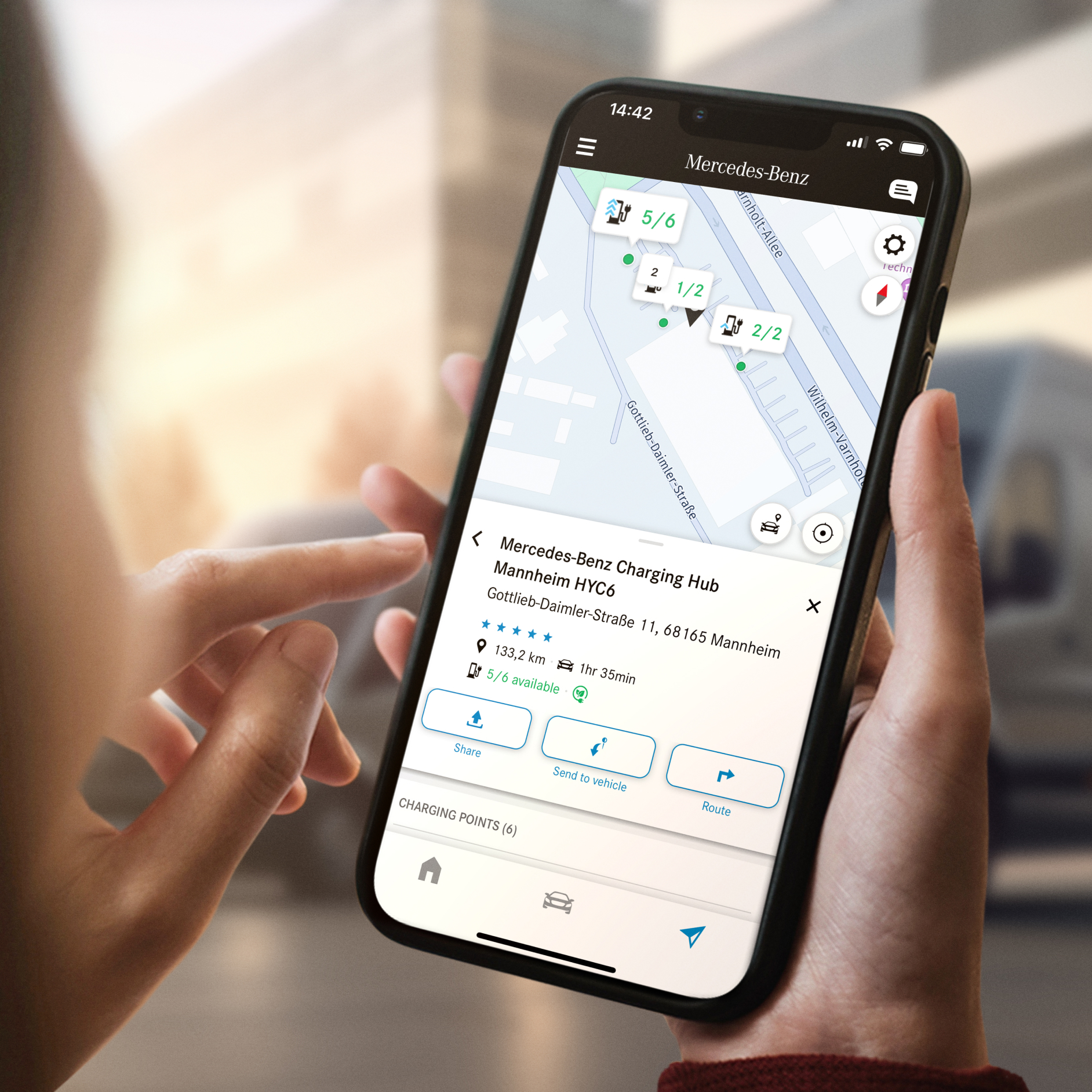 Mercedes me Charge | Digitale Extras | Mercedes-Benz Die Funktion Mercedes me Charge auf einem Smartphone.