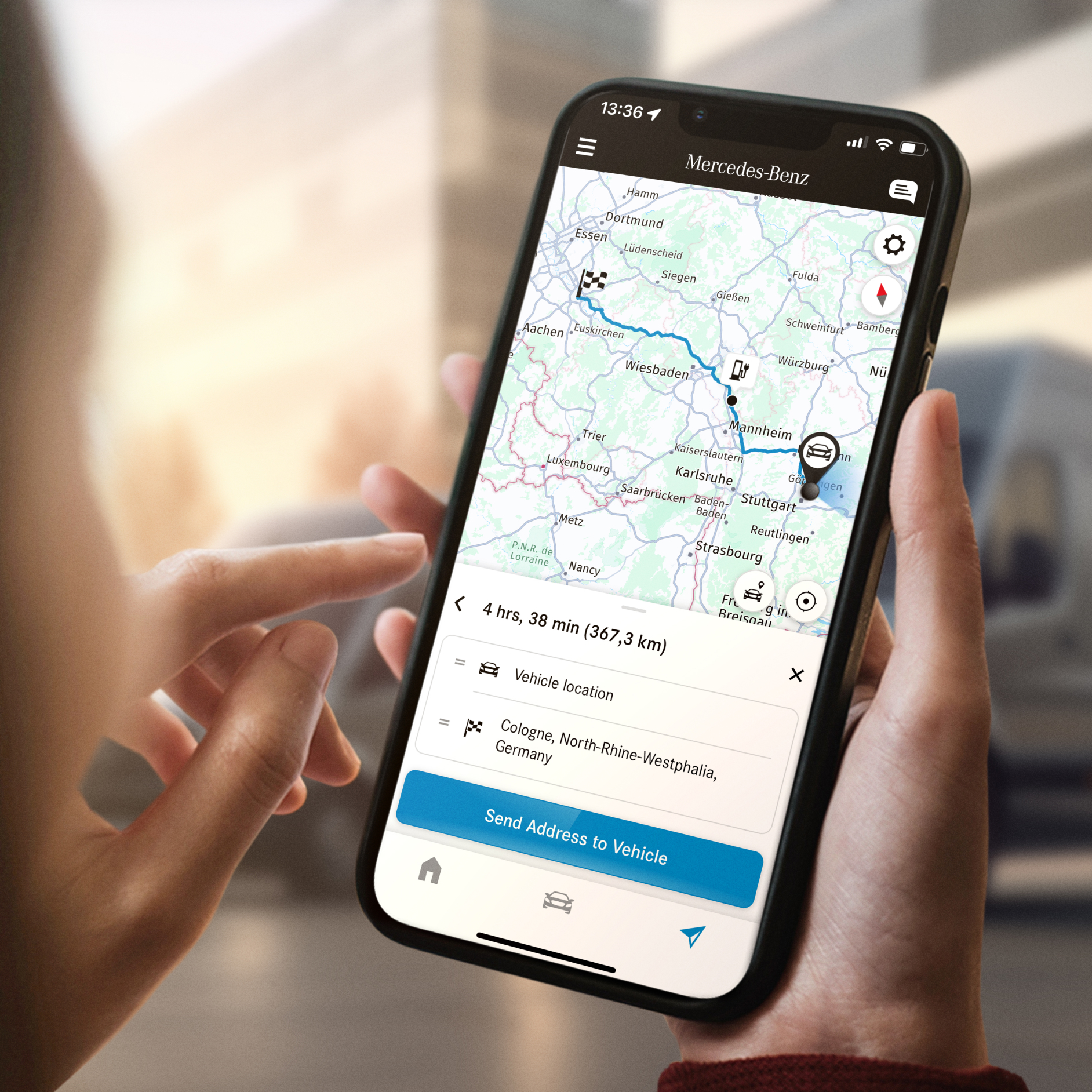 Navigation mit Electric Intelligence | Digitale Extras | Mercedes-Benz Die Funktion Navigation mit Electric Intelligence von Mercedes-Benz auf dem Smartphone.