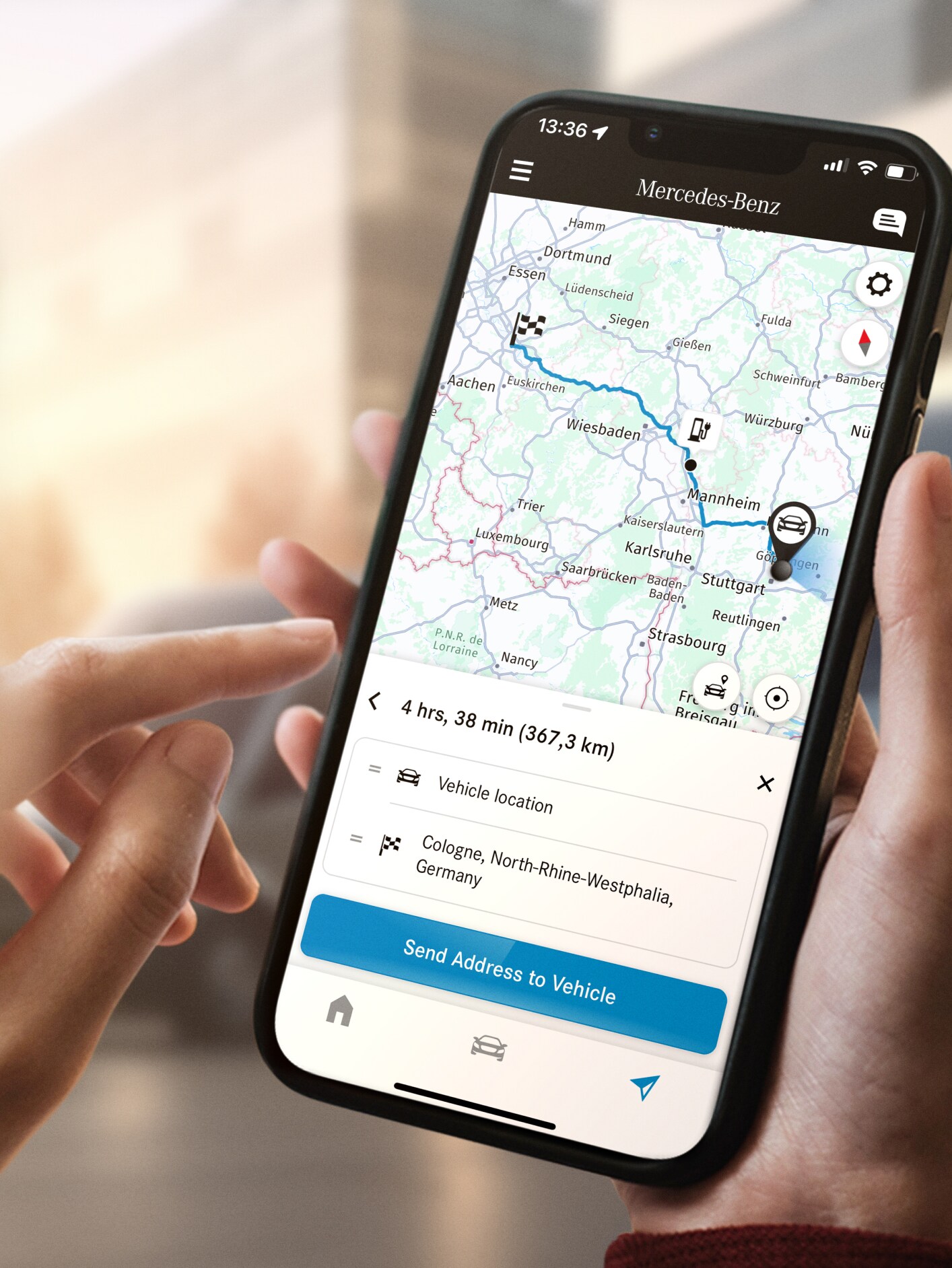 Drei Mercedes-Benz Transporter in einem dunklem Raum vor einer blauen Leuchttafel mit dem Schriftzug ON.