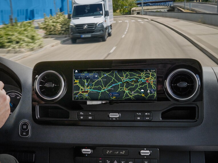 Die Navigation im MBUX Multimediasystem in einem Mercedes-Benz Transporter.