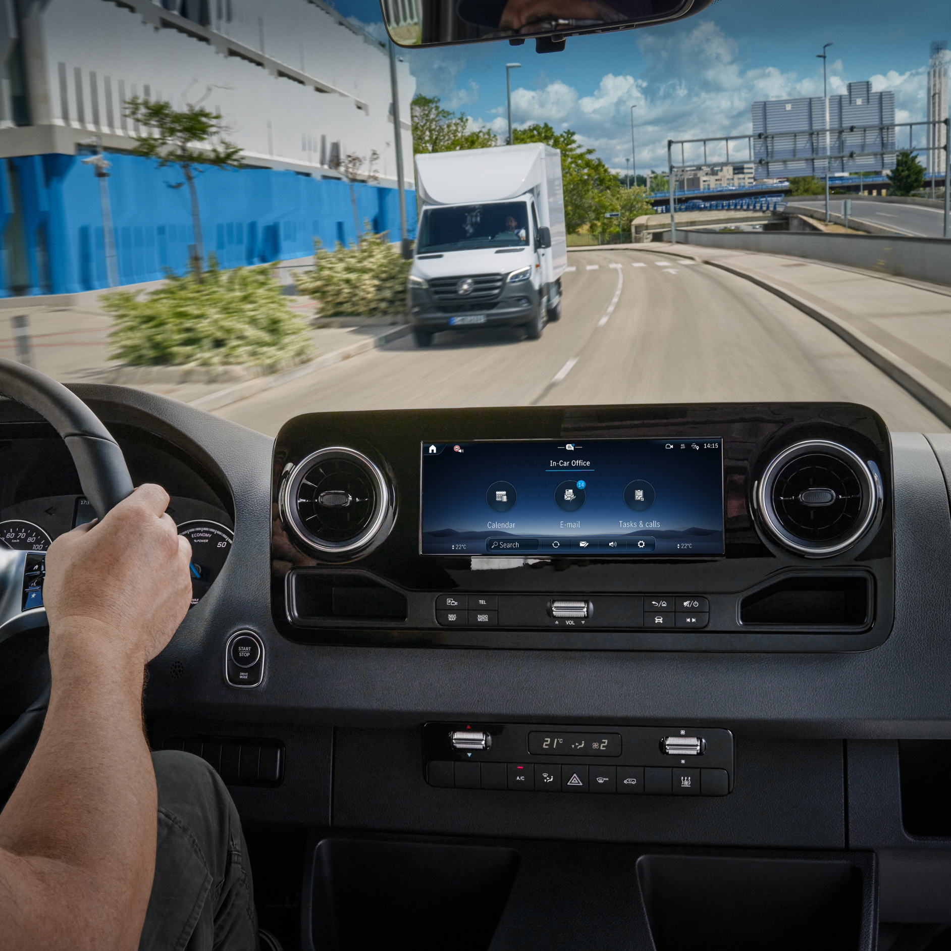 In-Car Office | Digitale Extras | Mercedes-Benz Die Funktion In-Car Office im MBUX Multimediasystem in einem Mercedes-Benz Transporter.