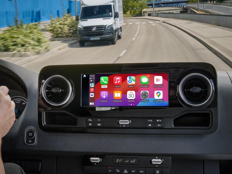 Die Smartphone Integration im MBUX Multimediasystem in einem Mercedes-Benz Transporter.
