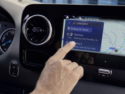 Die Bedienung der Digitalen Extras von Mercedes-Benz für Navigation in einem Mercedes-Benz eSprinter.