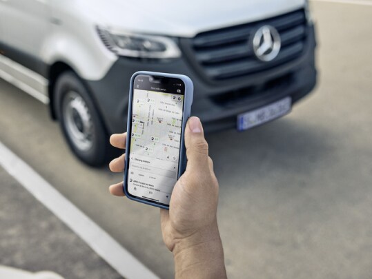 Die für die E-Mobilität relevanten Funktionen der Mercedes-Benz Digitalen Extras auf einem Smartphone.