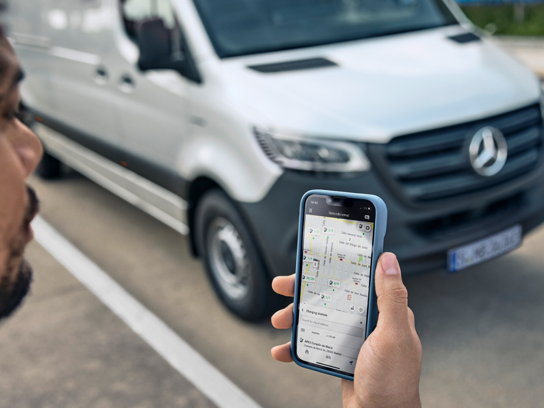 Eine Person hält ein Smartphone in der Hand, auf dem Digitale Extras angezeigt werden.