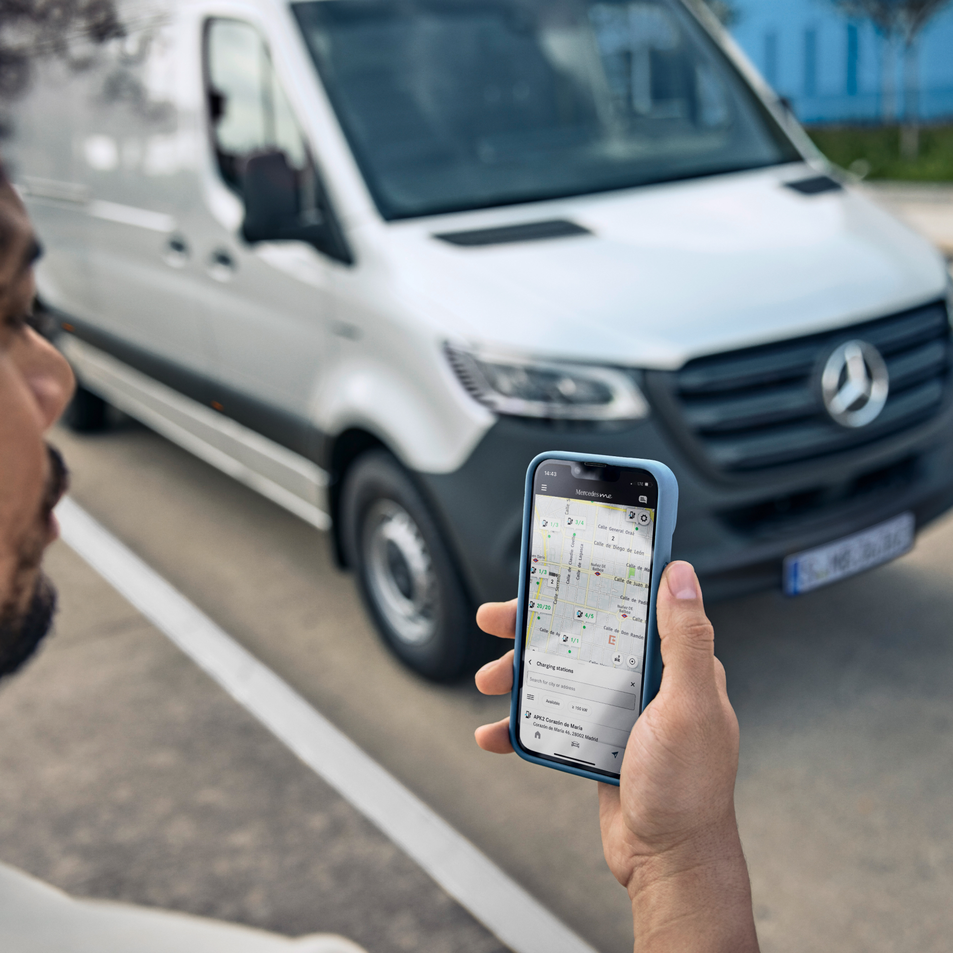 Geschäftskunden | Digitale Extras | Mercedes-Benz Eine Person hält ein Smartphone in der Hand, auf dem Digitale Extras angezeigt werden.