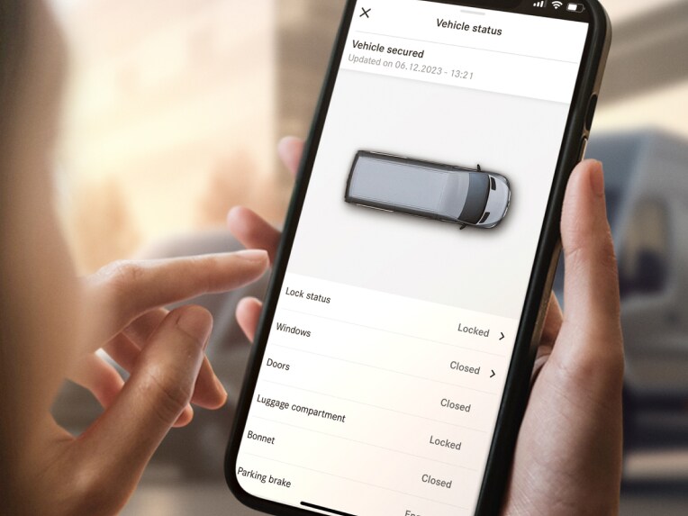 Die Funktionen der Mercedes-Benz Serienausstattung auf einem Smartphone.