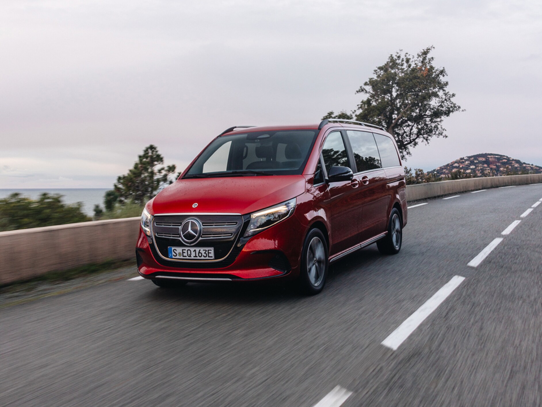 Ein Mercedes-Benz EQV auf einer Landstraße.