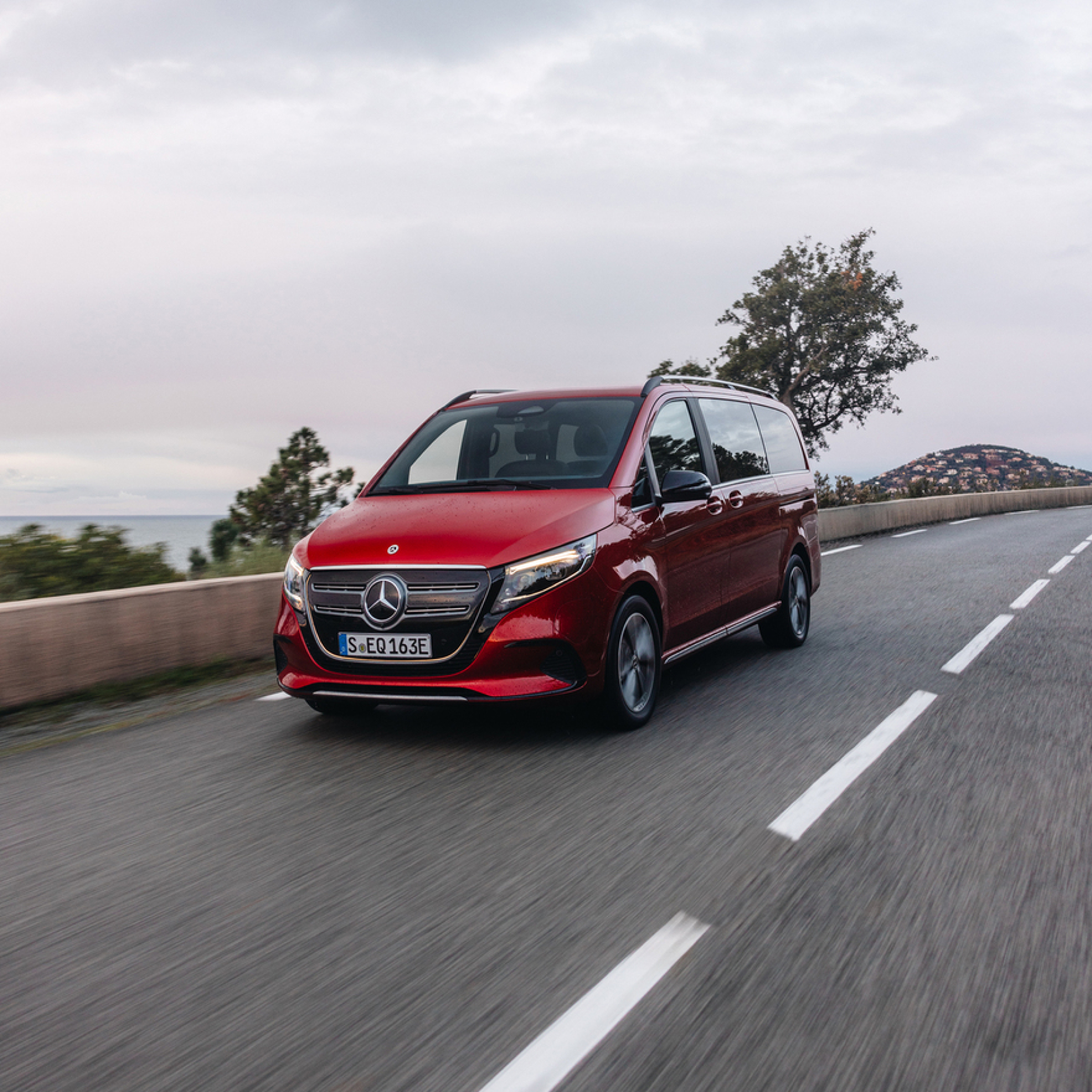 Privatfahrzeuge | Digitale Extras | Mercedes-Benz Ein Mercedes-Benz EQV auf einer Landstraße.