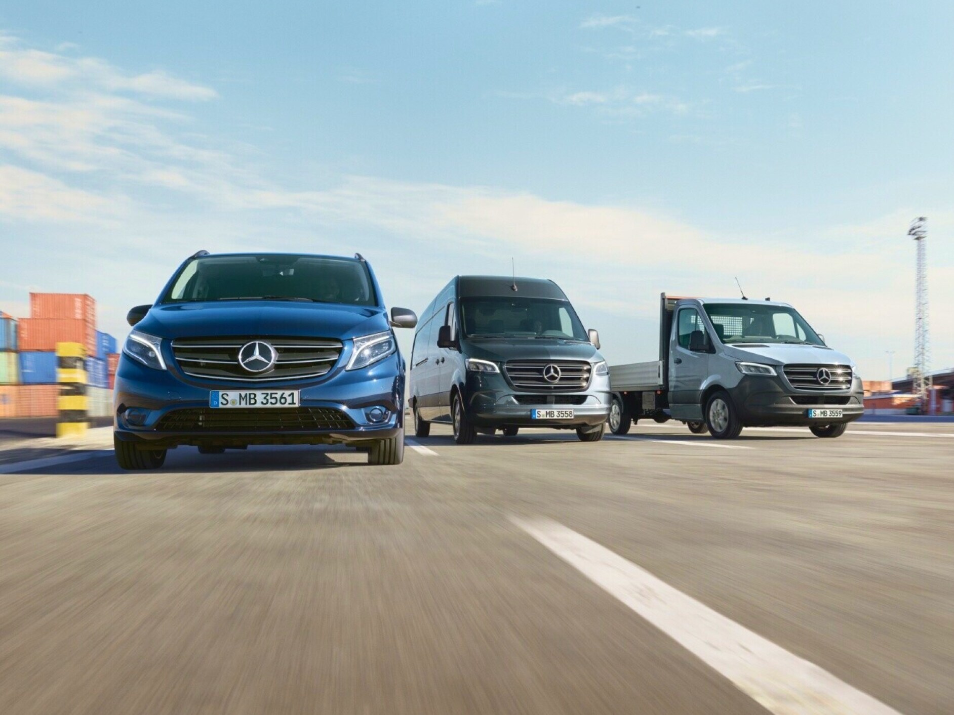 Eine Transporterflotte mit Fahrzeugen von Mercedes-Benz.