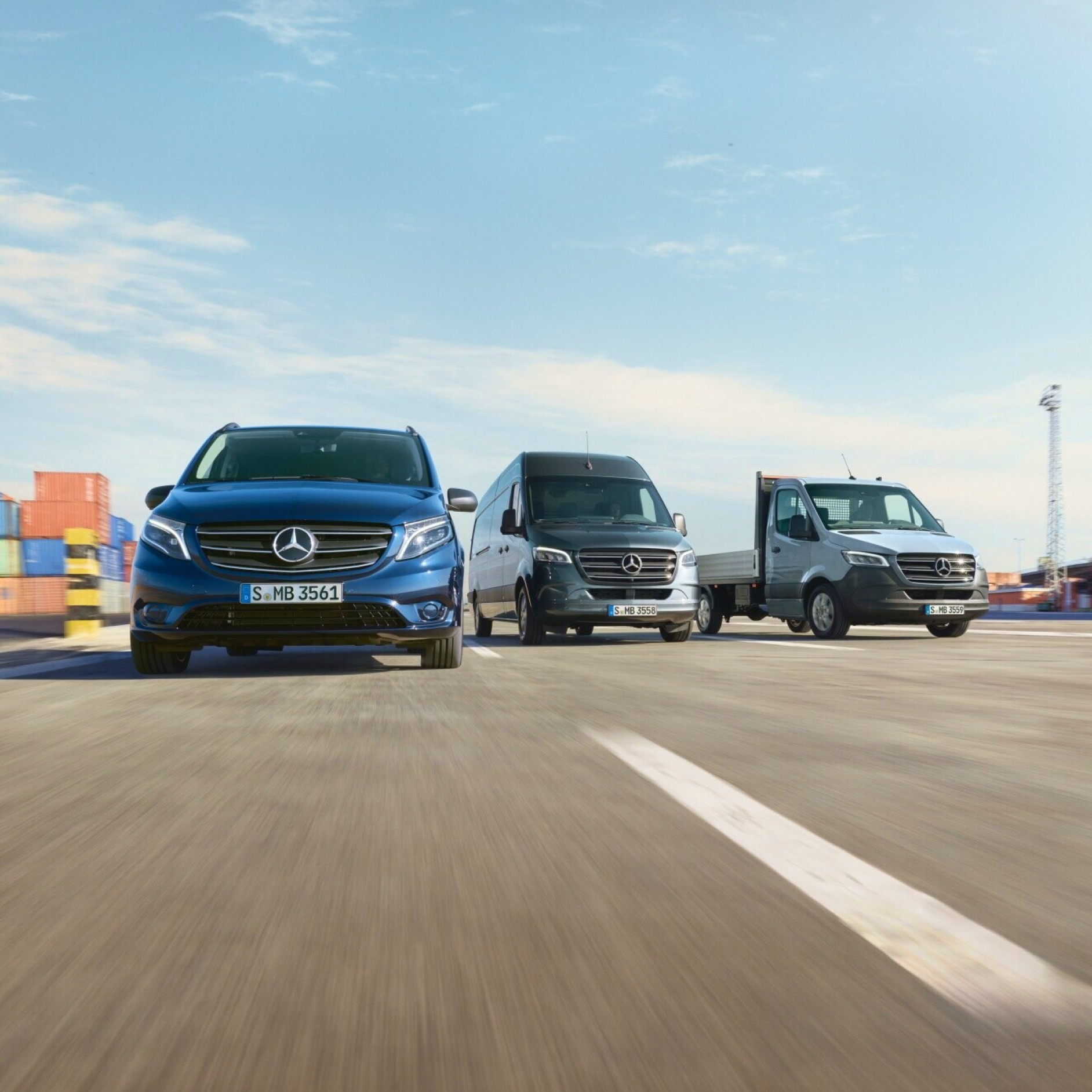 Flottenmanagement | Digitale Extras | Mercedes-Benz Eine Transporterflotte mit Fahrzeugen von Mercedes-Benz.