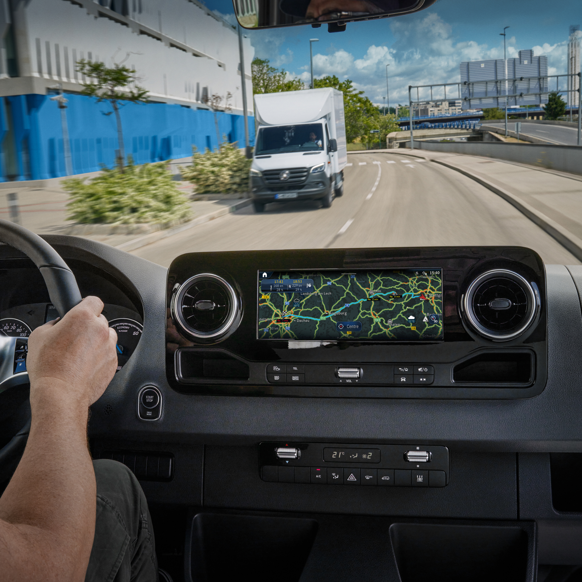 Live Traffic Information | Digitale Extras | Mercedes-Benz Das Digitale Extra Live Traffic Information von Mercedes-Benz im MBUX Multimediasystem.