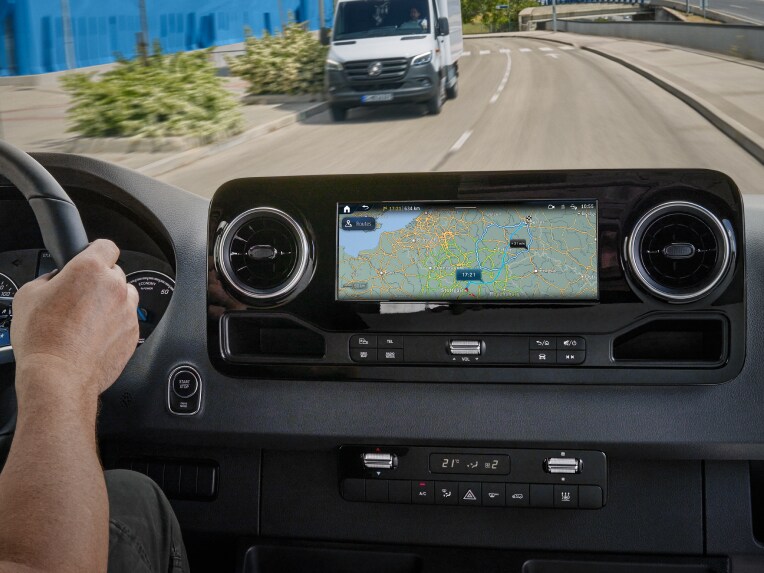 Die Online-Routenführung von Mercedes-Benz im MBUX Multimediasystem.