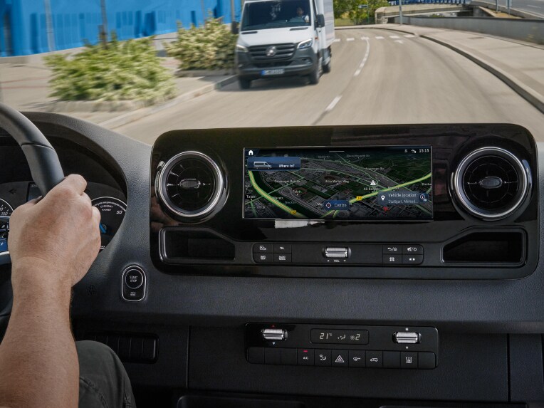 Das Digitale Extra Satellitenansicht von Mercedes-Benz im MBUX Multimediasystem.