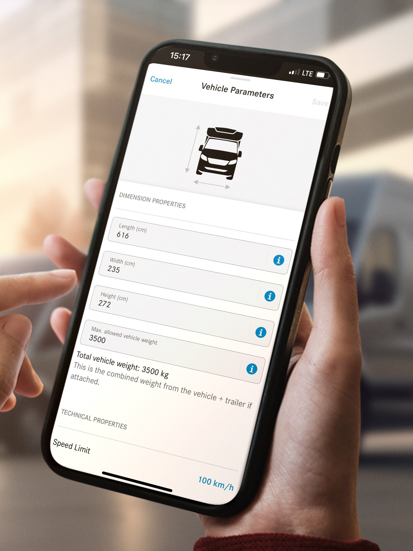 Grafische Ansicht der Fahrzeugmaße in der Mercedes-Benz App auf einem Smartphone.