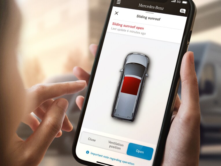Die Funktion Fernsteuerung Schiebedach von Mercedes-Benz auf einem Smartphone.