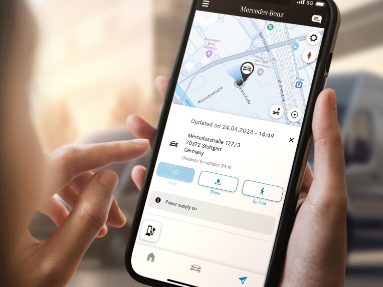 Die Funktion Fahrzeugortung von Mercedes-Benz auf einem Smartphone.