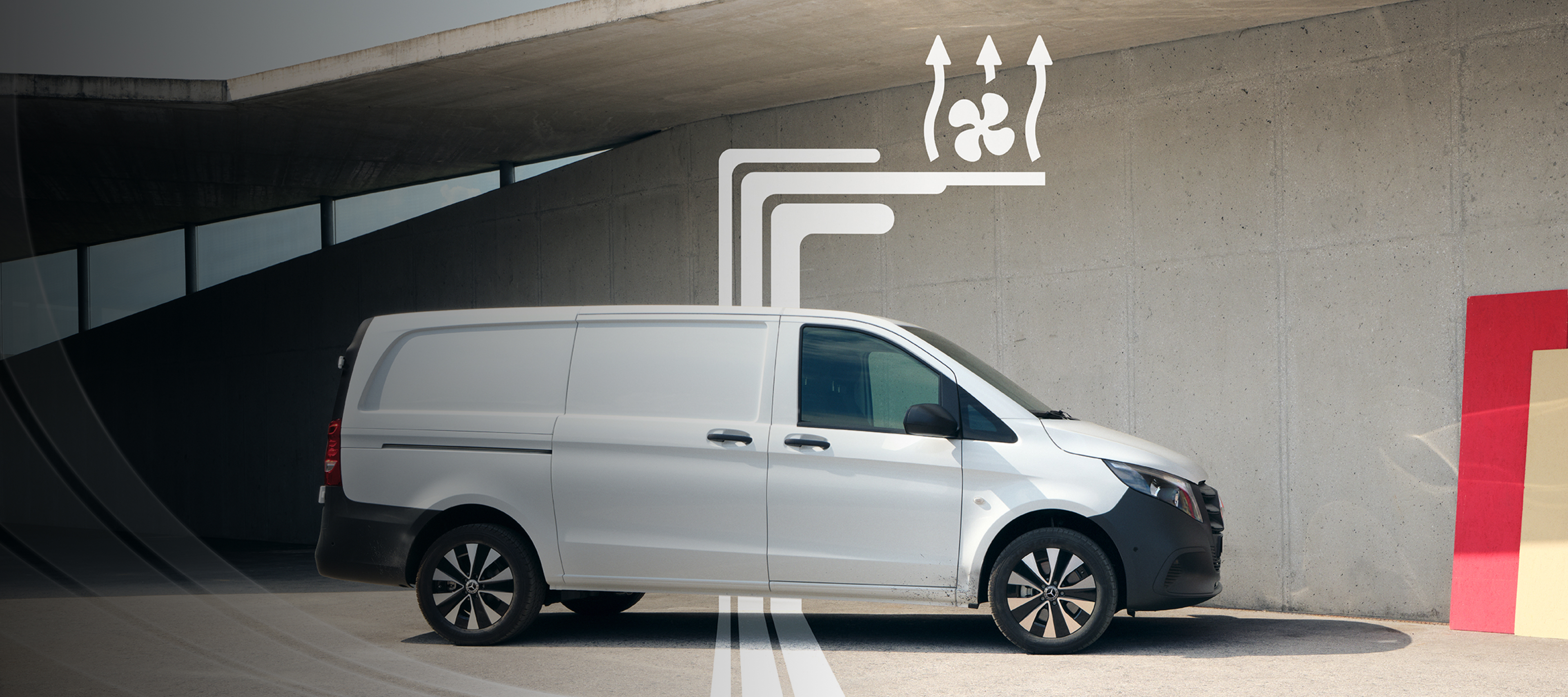 Remote | Digitale Extras | Mercedes-Benz Ein Mercedes-Benz Transporter von der Seitenansicht vor einem Gebäude.