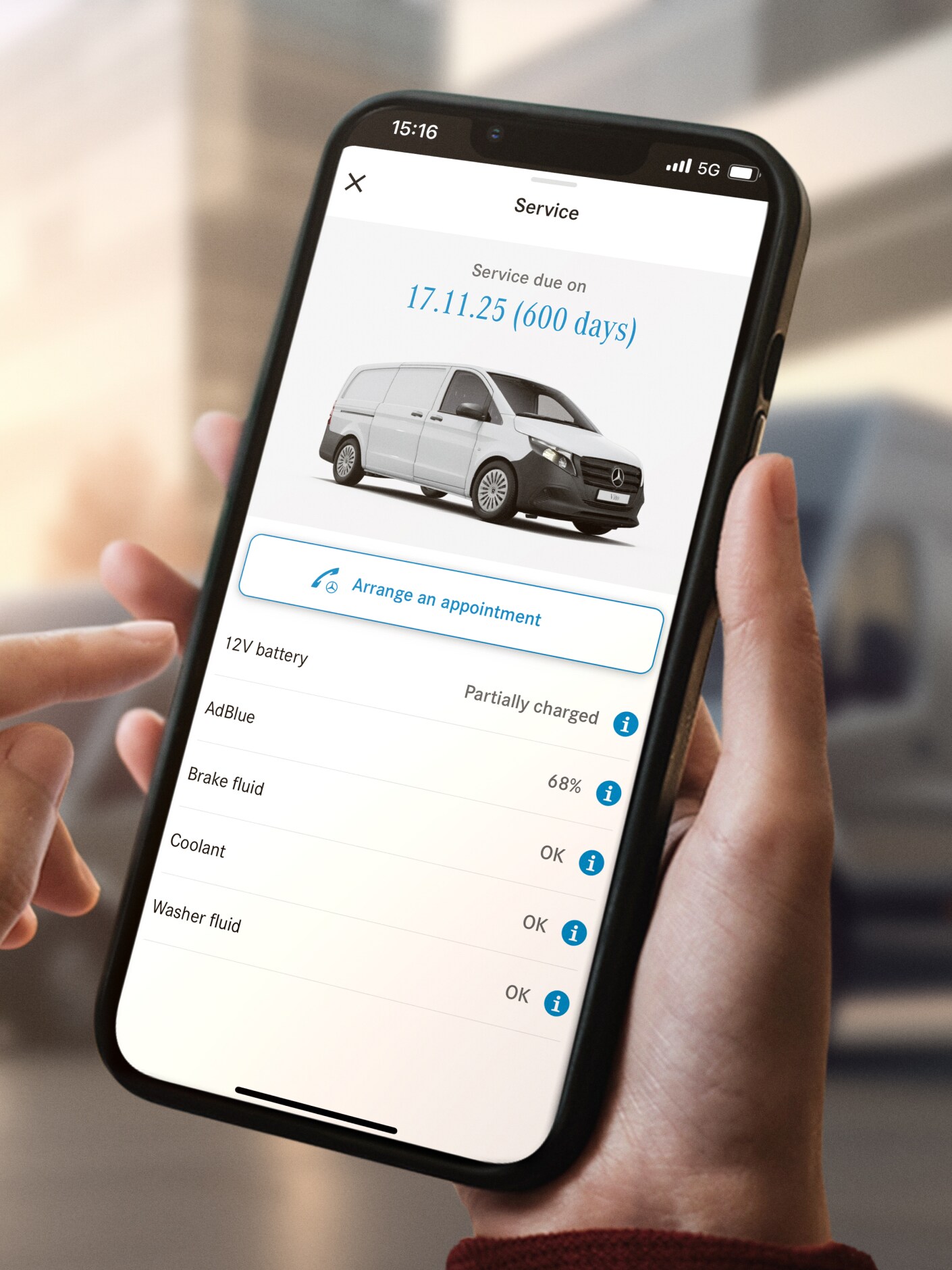 Die Funktion Wartungsmanagement von Mercedes-Benz auf einem Smartphone.