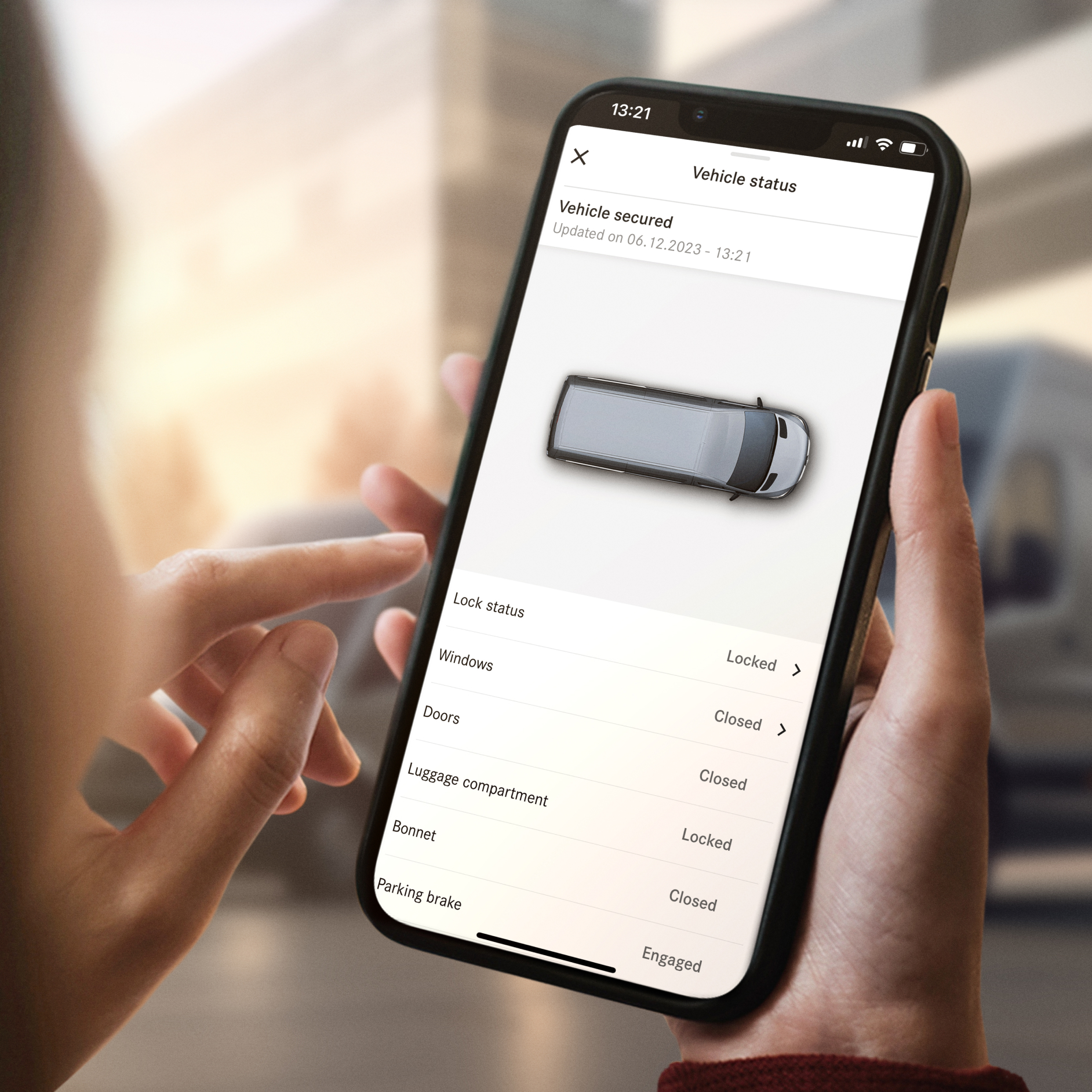 Fernabfrage Fahrzeugstatus | Digitale Extras | Mercedes-Benz Die Funktion Fernabfrage Fahrzeugstatus von Mercedes-Benz auf dem Smartphone.