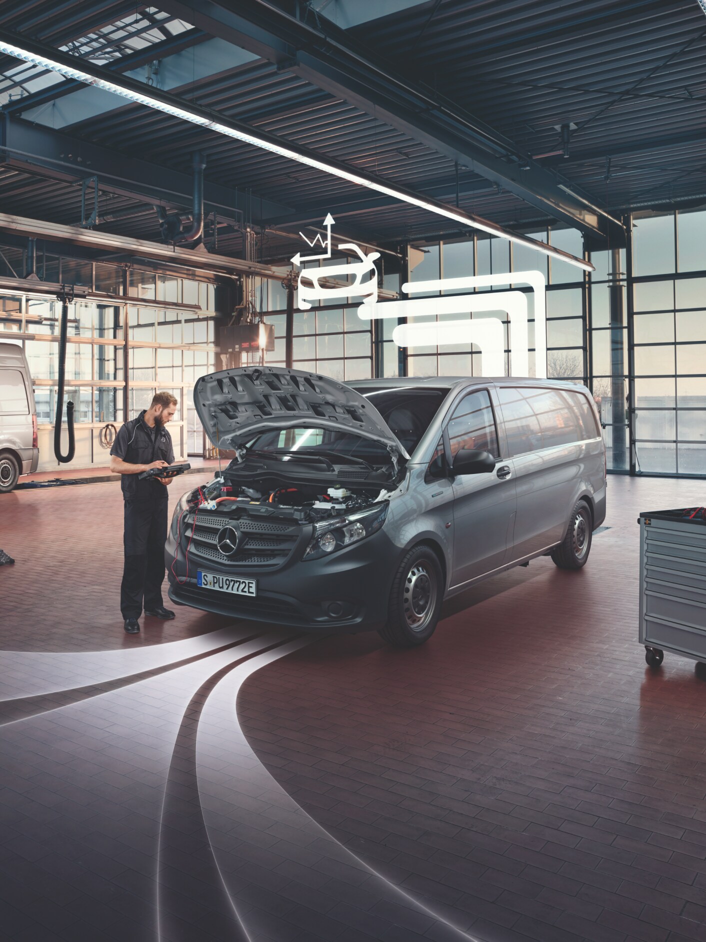 Ein Mercedes-Benz Transporter steht in einer Werkstatt und wird geprüft bei geöffneter Motorhaube.